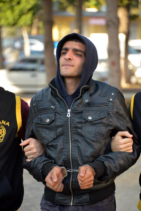 Babasının otomobiliyle gezmeye çıktı arkadaşlarıyla imalathane soydu