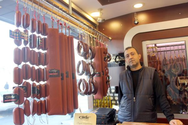 İmitasyon sucuk ve pastırmalar vitrinde