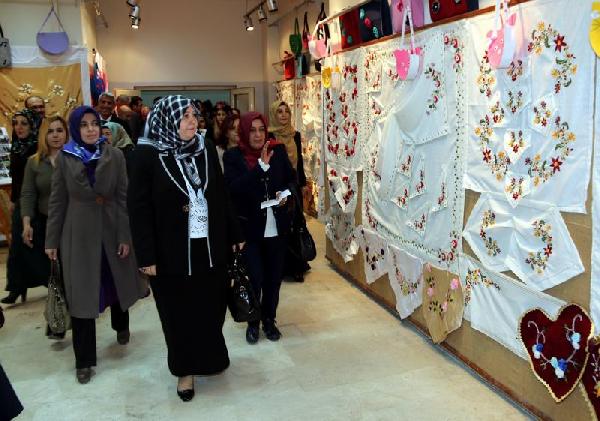 Hakkari'de, kursiyerlerden el sanatları sergisi