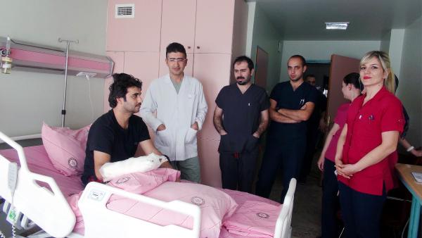 Mobilyacının kopan parmakları 10 saatte dikildi