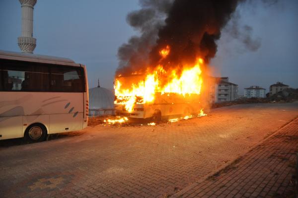Park halindeki midibüs alev alev yandı