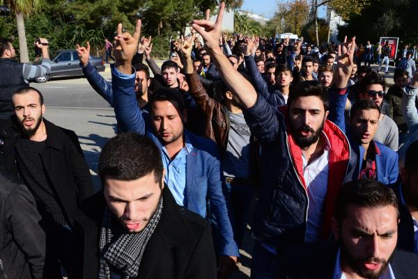 Çukurova Üniversitesi'nde taşlı gazlı arbede
