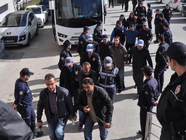Protesto yürüyüşünde kamera ile çekim yapan polislere saldırmakla suçlanan 5 kişi tahliye edildi