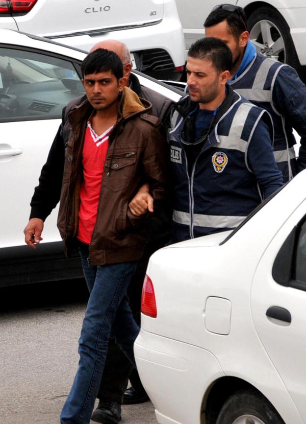 Polisten kaçak kılığında insan tacirine suçüstü