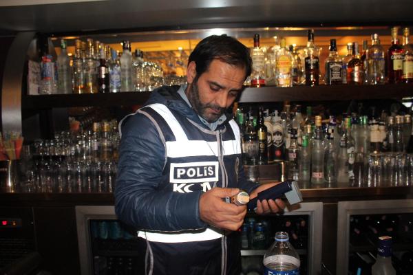 İzmir'de polisten sahte içki denetimi