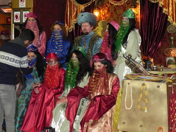 Yerebatan Sarayı'nda padişah veya sultan pozu 15 TL