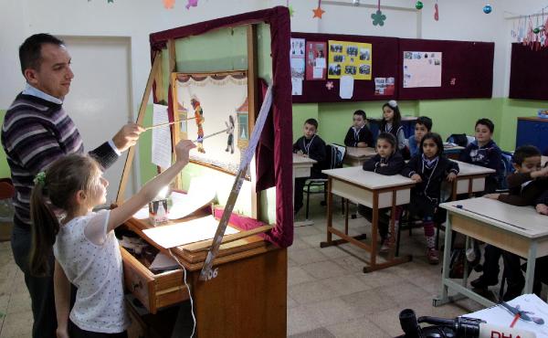 'Hacivat ve Karagöz' oyunuyla ders anlatıyor