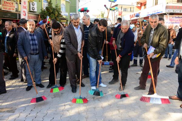 Ellerine süpürge alıp sokakları süpürdüler