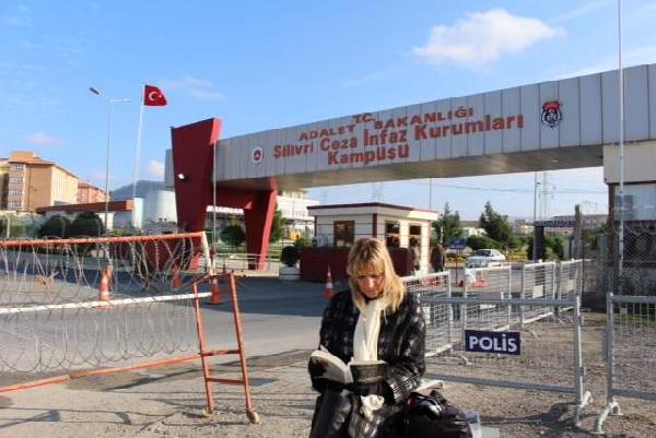 Silivri'de Umut Nöbeti'ni Cumhuriyet Gazetesi Yazarı Ceyda Karan  tuttu