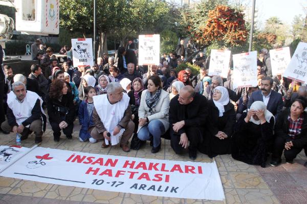 Şanlıurfa’da yürüyüşe izin alamayan İHD üyeleri oturma eylemi yaptı