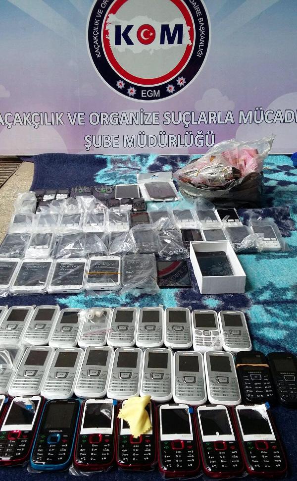 Otomobilde 76 kaçak cep telefonu ele geçirildi