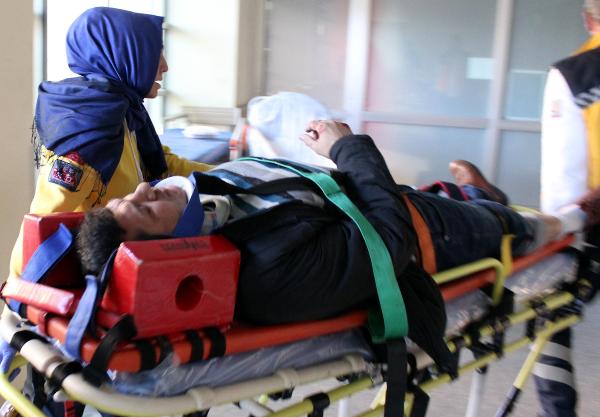 İşçi otobüsüyle kamyon çarpıştı: 9 yaralı