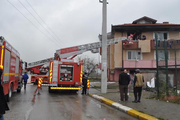 Elektrik kontağı evi yaktı, 2 kadın dumandan etkilendi