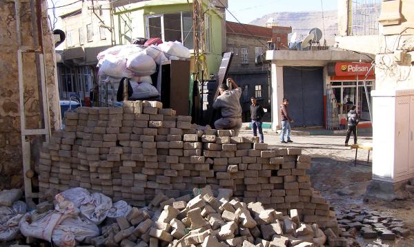 Nusaybin'de evleri zarar gören halk göç etmeyi sürdürüyor(2)