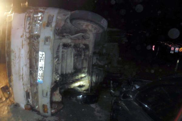 Otomobil kamyonete arkadan çarptı: 4 yaralı