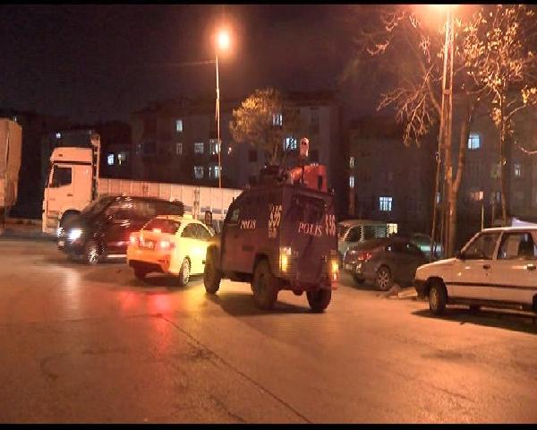 Bağcılar'da polis aracına ateş açıldı