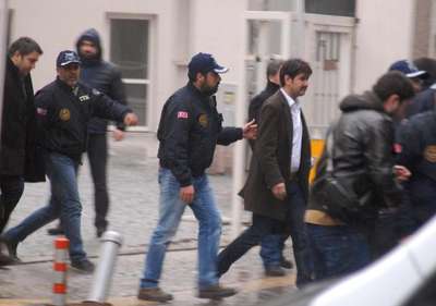 İzmir'deki yasadışı dinleme operasyonunda 14 kişinin ifade işlemleri sürüyor