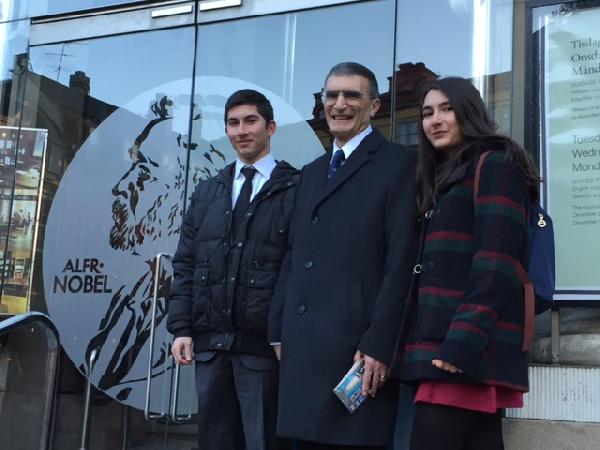 Aziz Sancar, Türk öğrencilerle Nobel Müzesi’ni gezdi