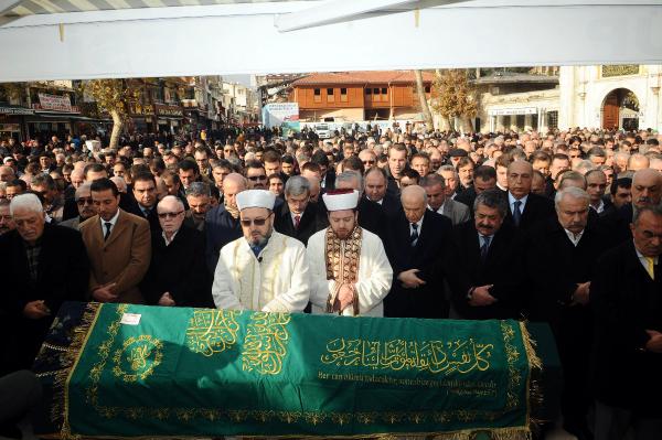 Devlet Bahçeli, Celal Adan’ın annesinin cenaze törenine katıldı