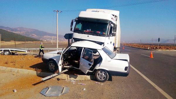 Nurdağı'nda TIR, otomobile çarptı: 9 yaralı