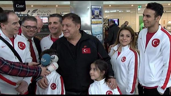 Atatürk Havalimanı'nda milli dansçılardan gösteri