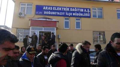Elektrik kesintisine tepki gösteren esnaf, müdürün makamını işgal etti