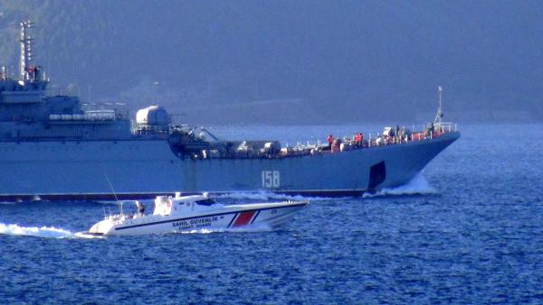 Rus savaş gemisi 'Ceaser Kunikov', Çanakkale Boğazı'ndan geçti