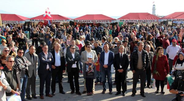 Yerleşik yabancılar Noel Pazarı'nda dostluk mesajı verdi