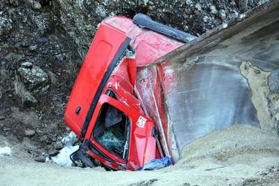 Devrilen TIR'ın şoförü sıkışıp, yaralandı