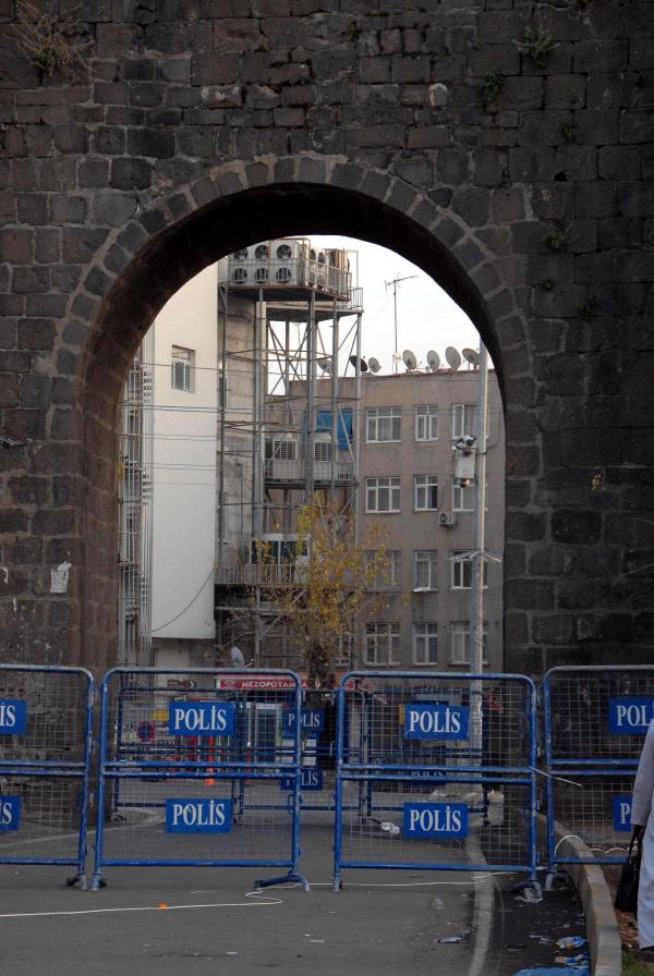 Sur'da operasyon sürüyor: 2 polis yaralandı