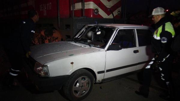 Tren hemzemin geçitte otomobile çarptı: 2 yaralı