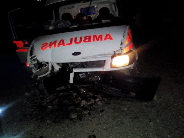 Kahta'da ambulans ile otomobil çarpıştı: 3 yaralı