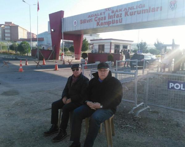 "Umut Nöbeti"nde sıra iki usta gazeteci Tufan Türenç ve Fikret Ercan'da (1)