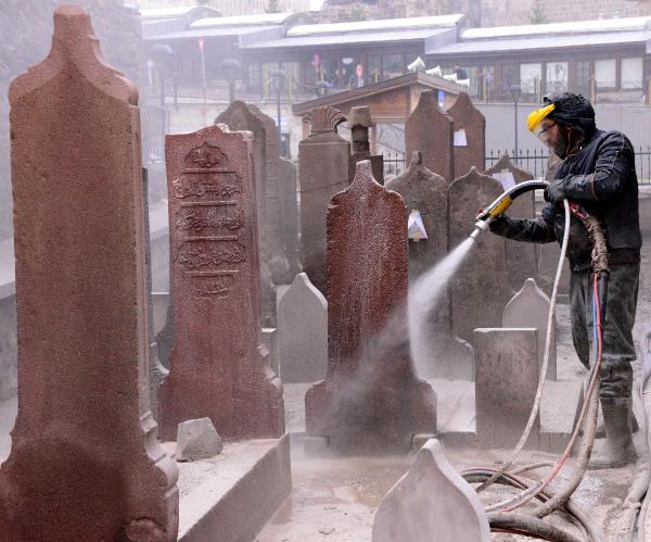 Cami restorasyonunda kayıp mezarlar bulundu
