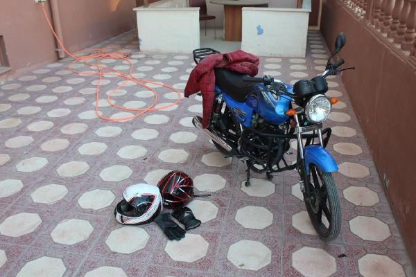Çaldıkları motosikletle kaza yapınca yakalandılar