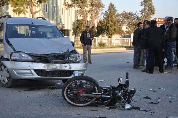 Motosikletle yarışırken otomobile çaptılar: 2 yaralı