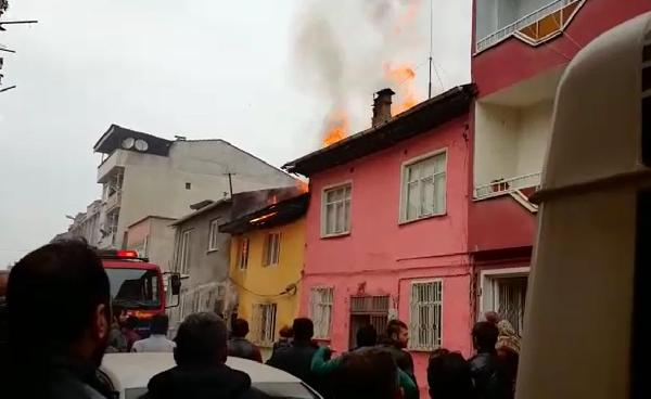 İnegöl’de iki katlı ahşap ev yandı