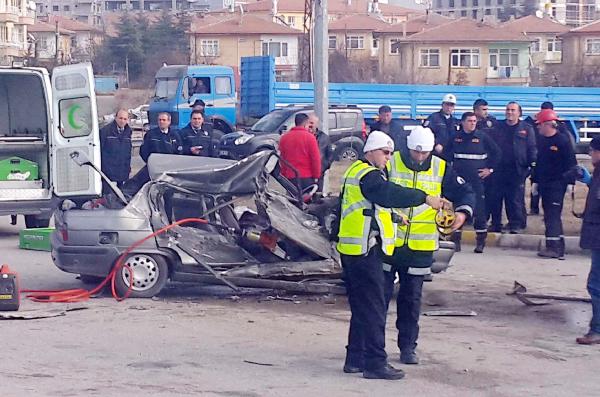 Otomobil kamyonla çarpıştı: Baba öldü, iki çocuğu yaralı
