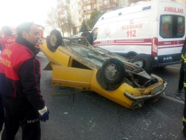 Uşak'ta otomobil takla attı: 3 yaralı