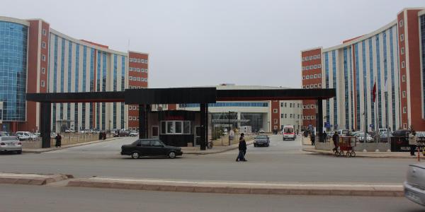 Sivas'ta hastaneler birleşince servislerde kuyruk oluştu