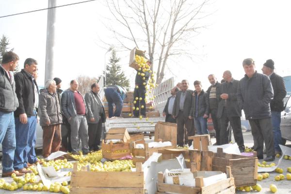 Kasalarla elmaları yola döküp eylem yaptılar