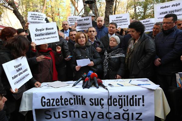 Gürsel Tekin, 'Gazetecilik Suç Değildir' eylemine katılarak destek verdi