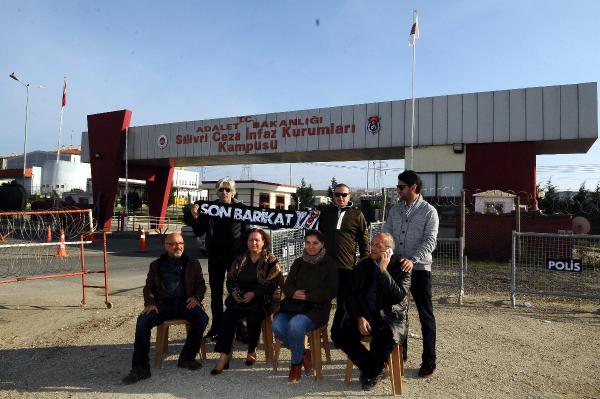"Çarşı"dan Silivri tutuklusu gazetecilere destek