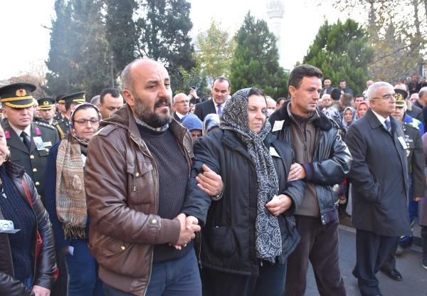 Arkadaş kurşunuyla şehit olan asker, toprağa verildi