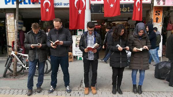 Üniversiteliler caddede kitap okudu