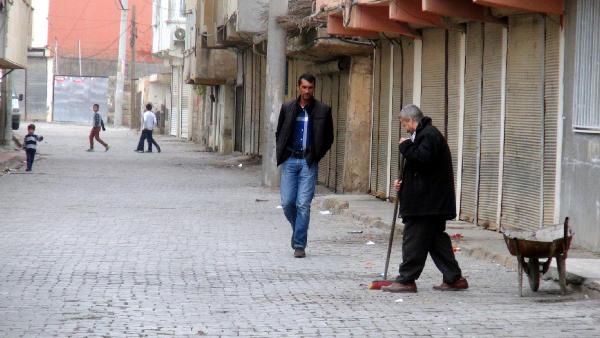 Nusaybin'de yasağı protesto eden esnaf kepenk açmadı