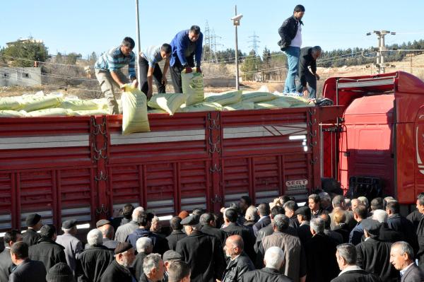 Gaziantep'te çiftçilere Antep fıstığı gübresi dağıtıldı