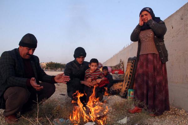 Hasımlarından kaçan aile sokakta yaşamaya başladı