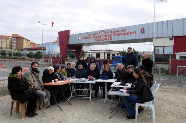 Cumhuriyet Gazetesi’nin gündem toplantısı Silivri Cezaevi önünde yapıldı