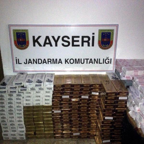 Park halindeki araçta 5 bin 890 paket kaçak sigara